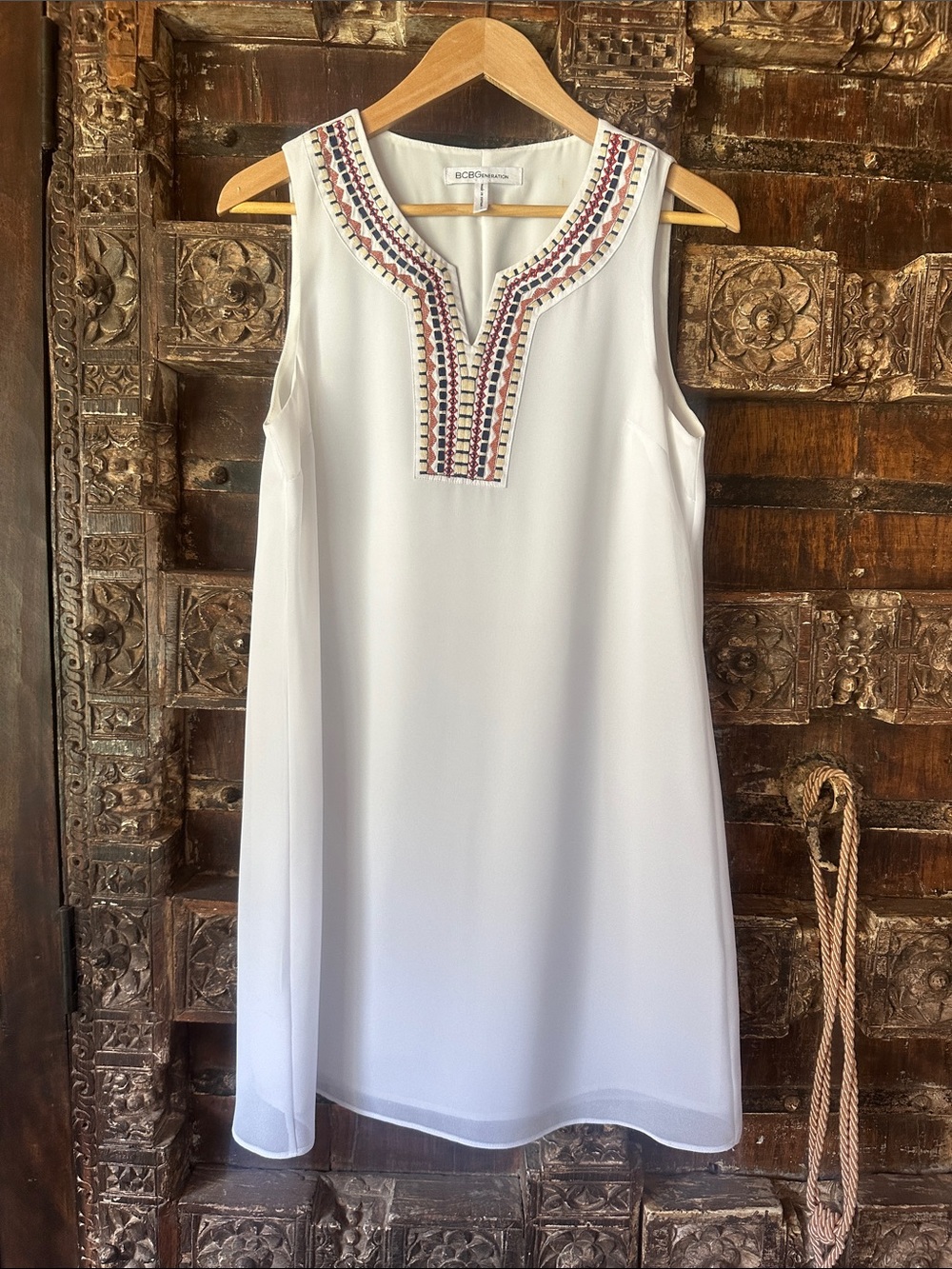 BCBGeneration White Sleeveless Shift Dress with Embroidered V-Neck